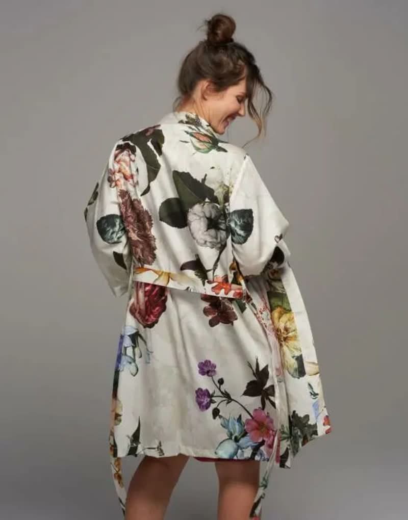Se S Fleur Kimono ECRU i 100% bomulds satin til billige priser! Udsalg og tilbud på Pip Studio. Hurtig levering, billig fragt. Varenummer: CADEC-401055-321-007.