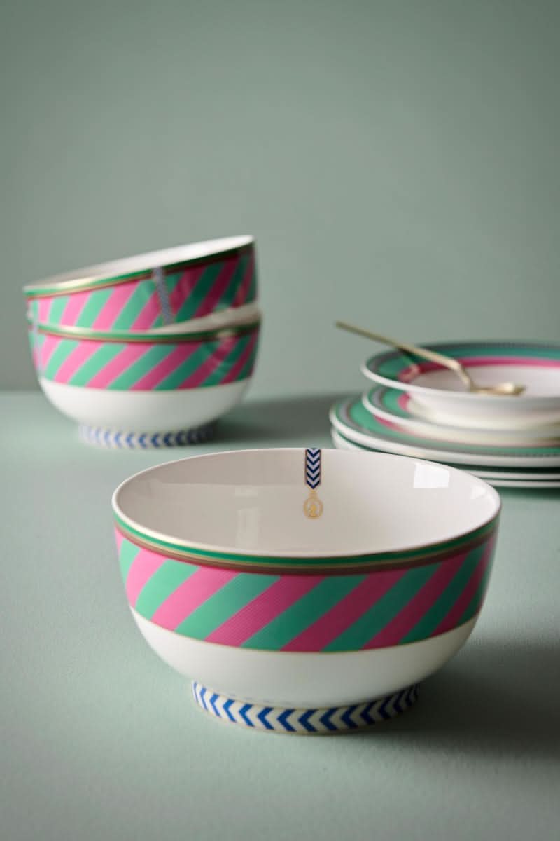 Se tilbud på Bowl Chique Stripes Pink-Green 20.5cm! Billigt udsalg på Pip Studio. Køb online nu! Hurtig levering, billig fragt. Varenummer: CADEC-51.003.258. Spar op til 54%.