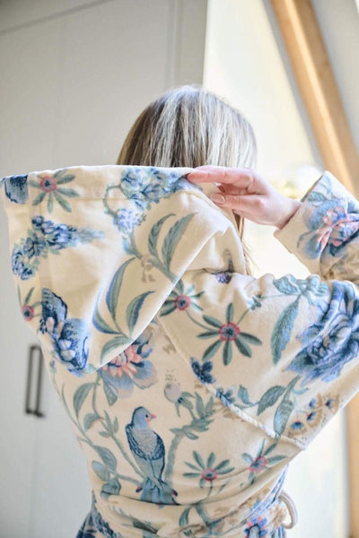 Se Pip Studio Secret Garden badekåbe i hvid/blå (L) på tilbud! Billig fragt & hurtig levering (1-2 dage). Spar op til 52% på udsalg.