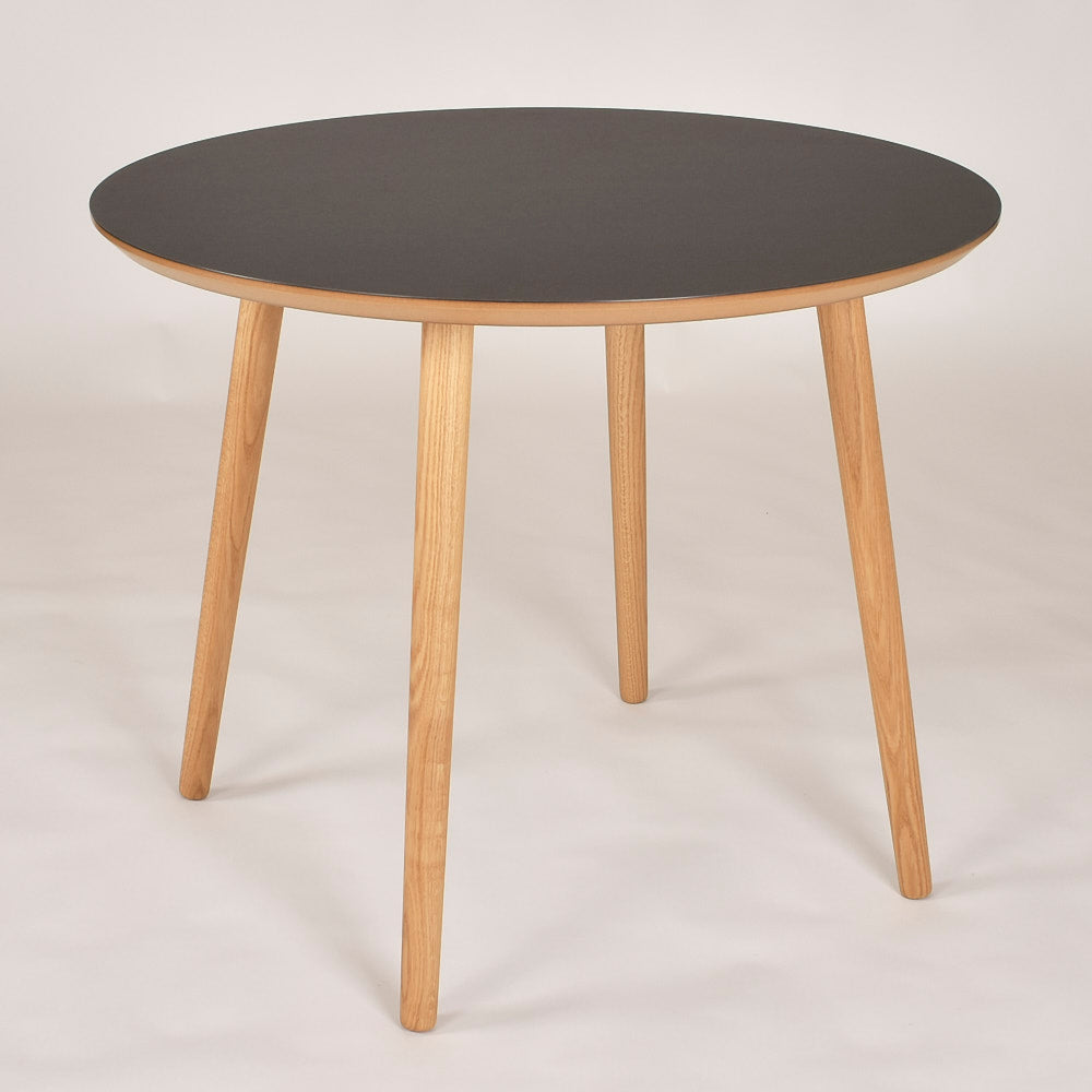 Se Ronda - Spisebord i 6 linoleumsfarver, ø 90 cm. Sort ❤ Kæmpe udvalg i 3-nordic - Køb online på udsalg og tilbud lige nu ❤ Billig fragt og hurtig levering - Varenummer: 3-nordic-3956-5812 og barcode / Ean: på lager - Udsalg på Spisestue - Spiseborde - Nordiske designs - enkelt, tidløst og elegant Op til 61% rabat - Kendte mærker på udsalg – over 1.329 brands
