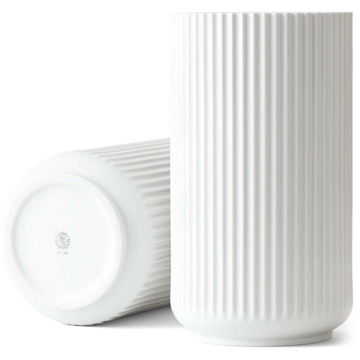 Hvid Lyngbyvase i porcelæn fra Lyngby Porcelæn, 31 cm høj, med buket