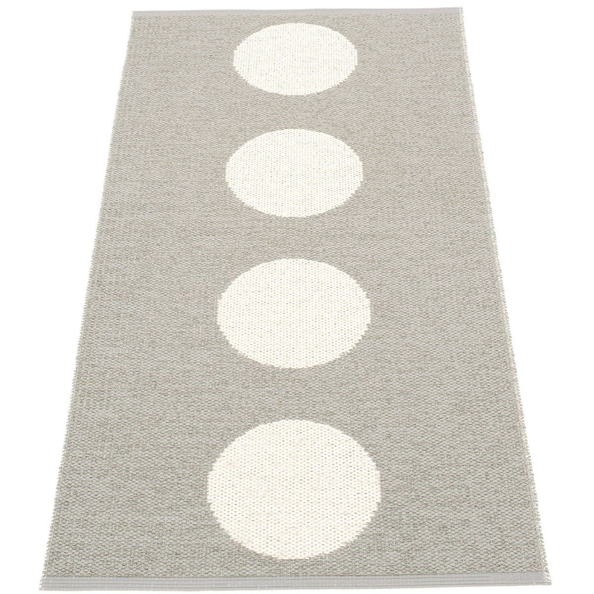 Pappelina Vera gulvtæppe i vævet plast, warm grey/vanilla, 70 x 150 cm