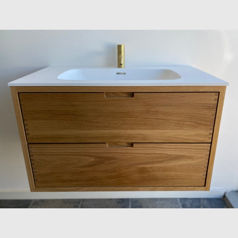 Se RAW by KNAST snedkermøbel på udsalg! 80x40cm / 2 skuffer - sort olieret eg. Billig fragt & hurtig levering (1-2 hverdage). Tilbud online nu! Varenummer: BADE-49597489152339.