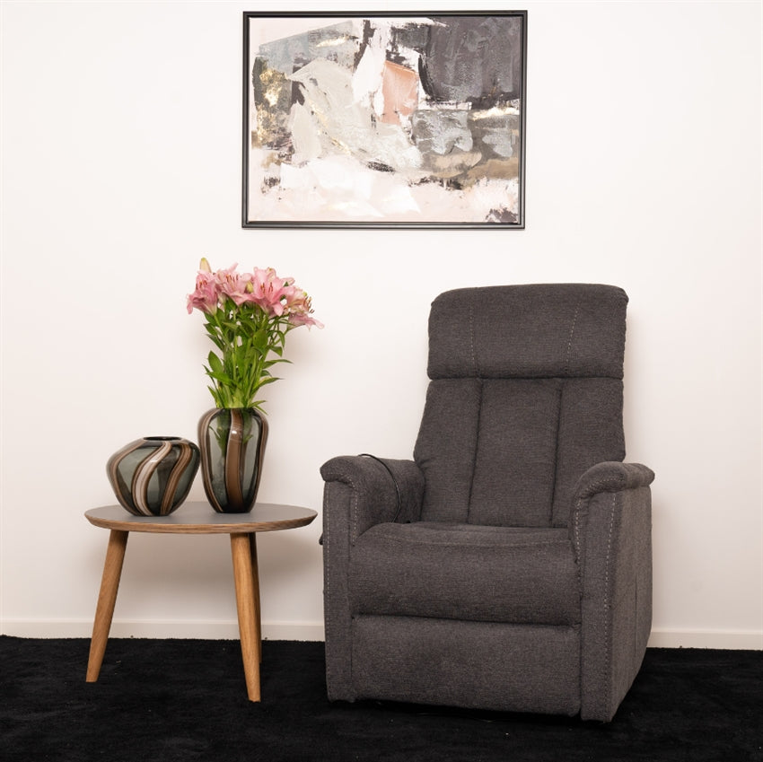 Rømø løftestol i antracitgrå fra Comfort Living med indbygget fodskammel