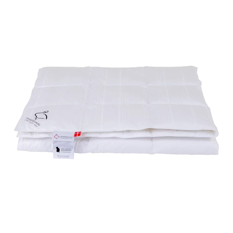 Se tilbud på DEN LILLE PIGE MED SVOVLSTIKKERNE - 140x220 cm. Billigt udsalg på dyner. Hurtig levering, 1-2 hverdage. Spar op til 61%.