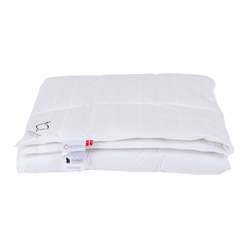 Se tilbud på DEN LILLE PIGE MED SVOVLSTIKKERNE Sval - 200x220 cm. Billigt udsalg på dyner. Hurtig levering: 1-2 hverdage. Spar op til 54%.