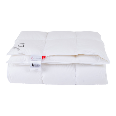 Se tilbud på SNEDRONINGEN Lun gåsedun - 140x220 cm! Billigt udsalg på dyner. Hurtig levering: 1-2 hverdage. Varenummer: HOMFEE-3288. Spar op til 53%.