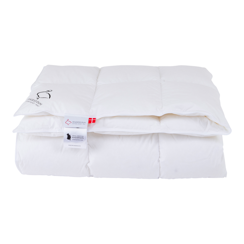 Se tilbud på SNEDRONINGEN Lun gåsedun - 140x220 cm! Billigt udsalg på dyner. Hurtig levering: 1-2 hverdage. Varenummer: HOMFEE-3288. Spar op til 53%.