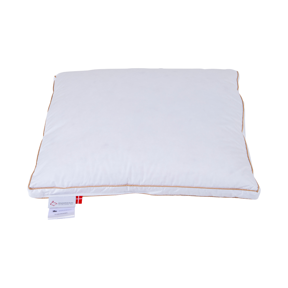 Se Ringsted Dun SVINEDRENGEN Pude moskusdun - 60x63 cm - Lav ❤ Kæmpe udvalg i Ringsted Dun - Køb online på udsalg og tilbud lige nu ❤ Hurtig levering til lave fragtpriser - Varenummer: HomeFeeling-3364 og barcode / Ean: 5703329563335 på lager - Udsalg på Hovedpuder - Dunpuder - Alle hovedpuder Få op til 69% i rabat - Over 1.798 brands samlet på udsalg