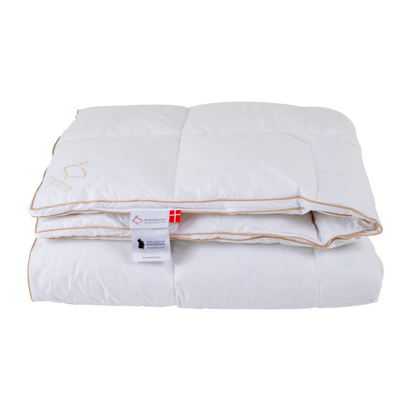 Se tilbud på SVINEDRENGEN varm moskusdyne - 140x220 cm! Billigt udsalg på dyner. Hurtig levering, 1-2 hverdage. Spar op til 64%.