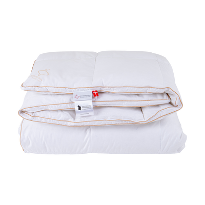 Se tilbud på SVINEDRENGEN varm moskusdyne - 240x220! Billigt udsalg på dyner. Køb online nu - Hurtig levering!