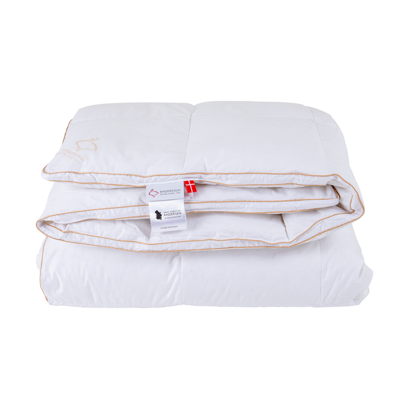 Se tilbud på SVINEDRENGEN varm moskusdyne - 240x220! Billigt udsalg på dyner. Køb online nu - Hurtig levering!