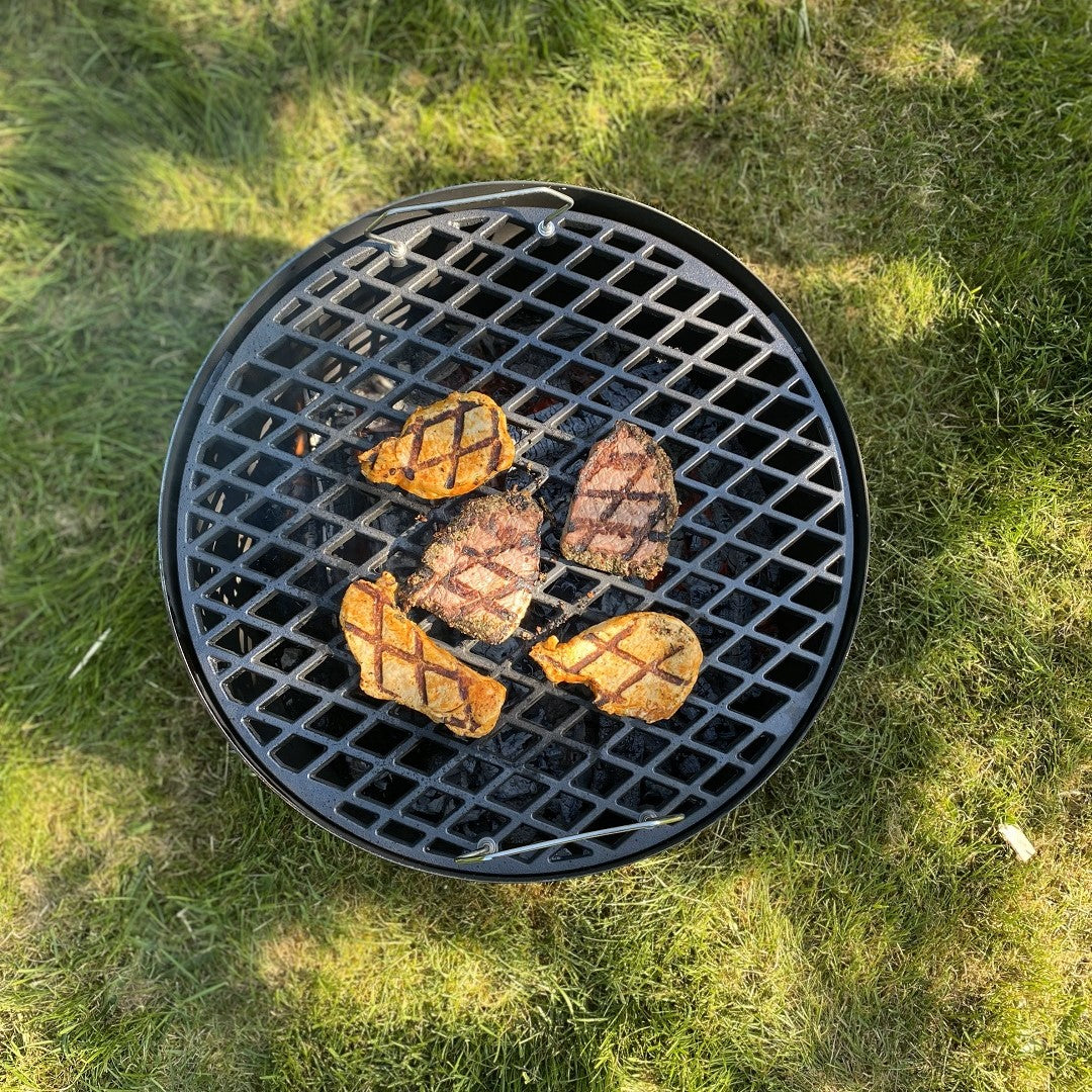 Rund grillrist i støbejern fra Jernbede med markant steakmønster og håndtag, diameter 54 cm