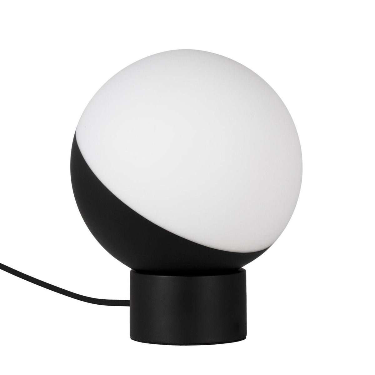 Globen Lighting bordlampe på 20 cm i mat hvidt glas med sort/hvidt grafisk mønster