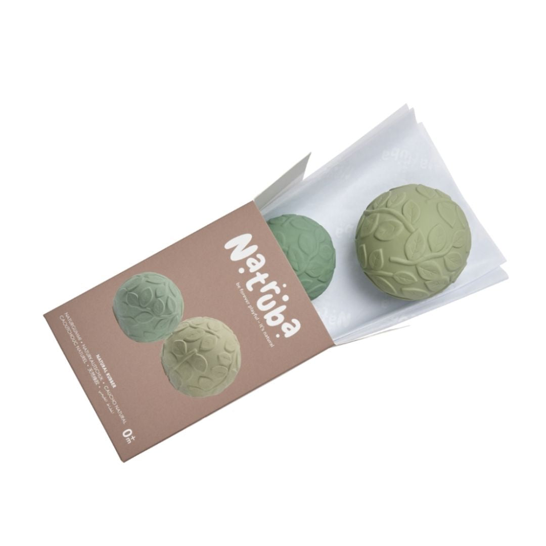To grønne sansebolde i naturgummi, en stor og en lille med klokke, fra Natruba