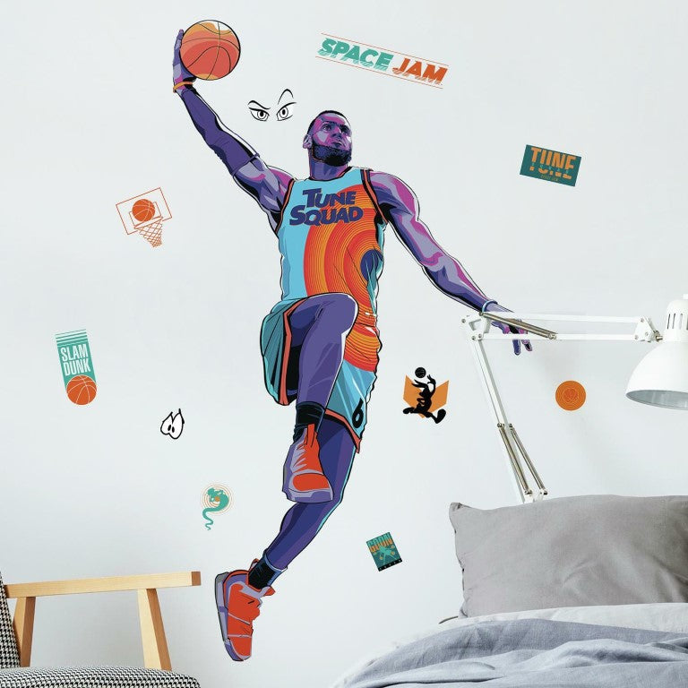 Se Space Jam Lebron Gigant Wallstickers ✔ Kæmpe udvalg i Roommates - Køb online på udsalg og tilbud lige nu ✔ Lav fragtpris og hurtig levering - Varenummer: MMAction-216117 og 34878417424 på lager - Udsalg på Wallstickers til børneværelset Op til 57% rabat - 2.739 mærker med vilde rabatter