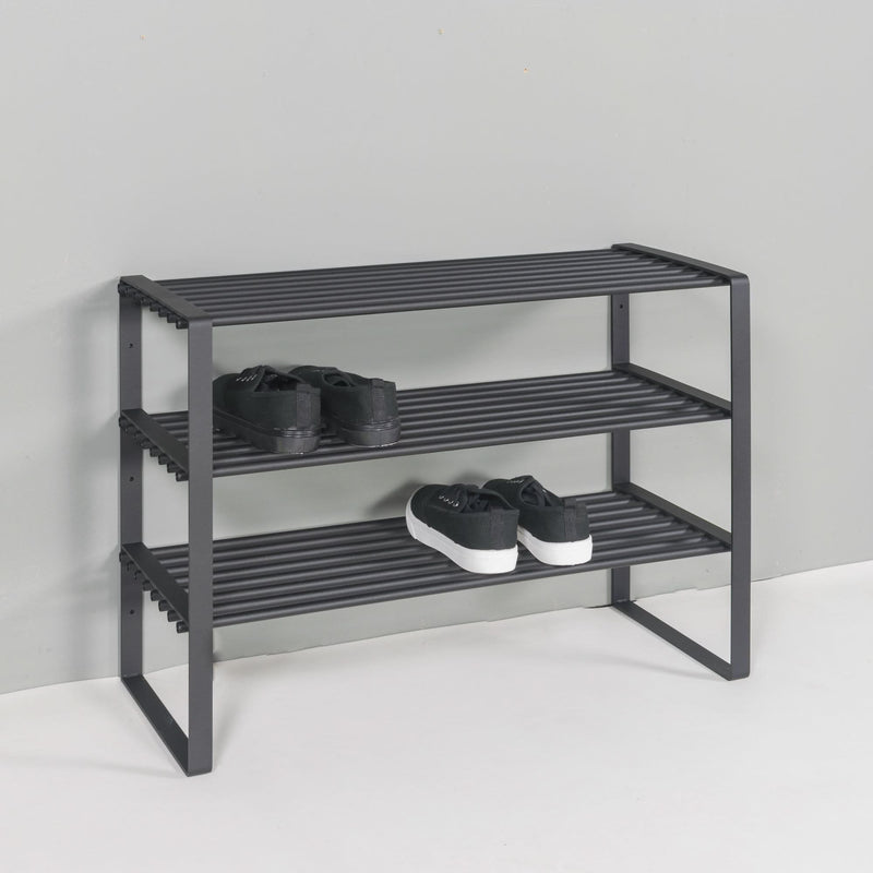 Se tilbud på Dinex skostativ i sort metal, 3 hylder, 70 cm bredde. Billigt udsalg! Hurtig levering, 1-2 hverdage. Varenummer: 3NDC-5111. Over 1354 brands på udsalg.