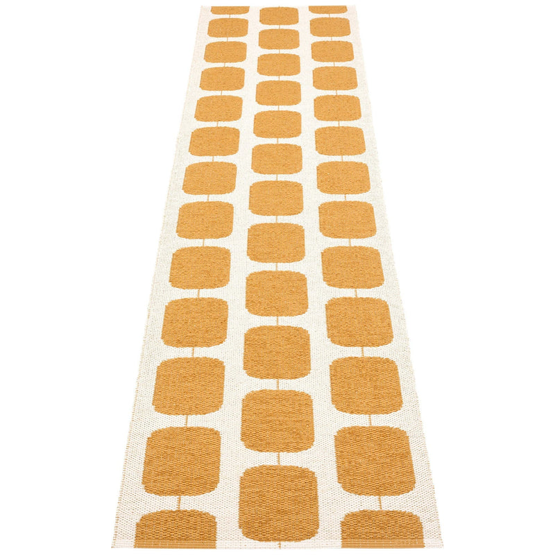 Se Pappelina Gulvtæppe Sten, 70 x 300 cm., ochre/vanilla ✔ Kæmpe udvalg i Pappelina ✔ Meget billig fragt og hurtig levering: 1 - 2 hverdage - Varenummer: KTO-ST5B730 og barcode / Ean: &