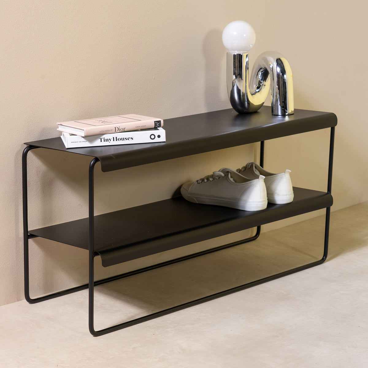 Se Zoot - Skohylde i sort metal, bredde 73 cm. ❤ Kæmpe udvalg i 3-nordic - Køb online på udsalg og tilbud lige nu ❤ Hurtig levering til lave fragtpriser - Varenummer: 3-nordic-8978 og barcode / Ean: på lager - Udsalg på Entre - Skohylder Få op til 69% i rabat - Over 1.798 brands samlet på udsalg