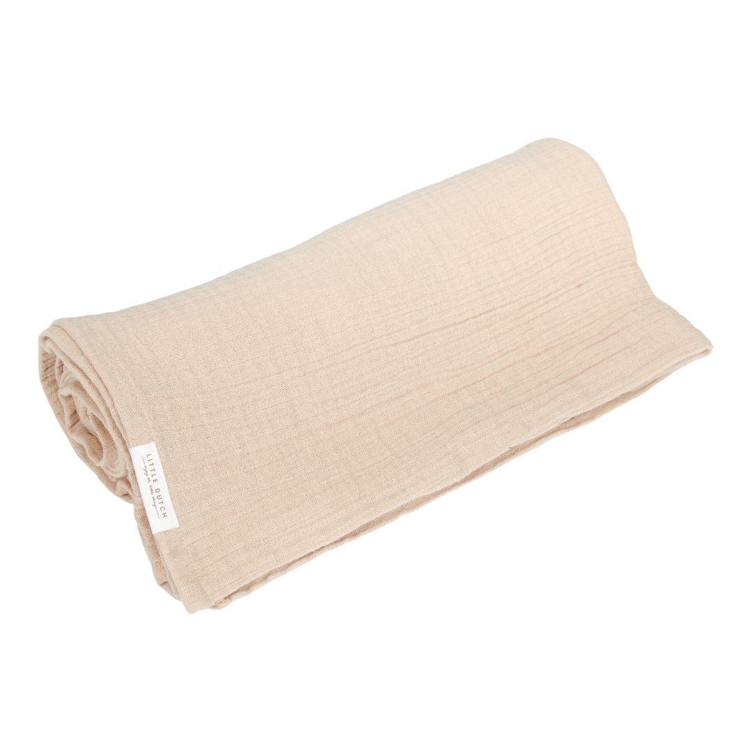 Ekstra stort beige svøb i økologisk bomulds-muslin, 120 x 120 cm, fra Little Dutch