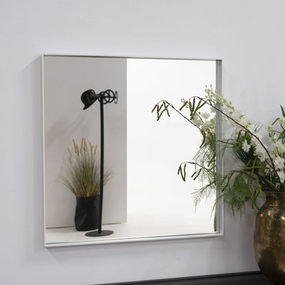 Se billigt spejl i hvid metal, 60 x 60 cm på udsalg!  Tilbud fra 3-nordic med hurtig levering. Spar op til 55% på Entre > Spejle.