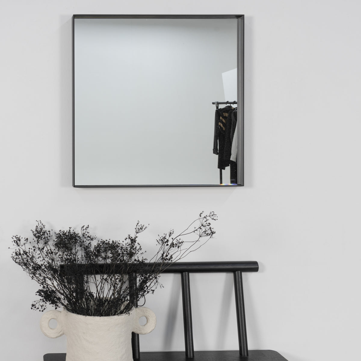 Se Fugaz - Spejl i sort metal, 60 x 60 cm. ❤ Kæmpe udvalg i 3-nordic - Køb online på udsalg og tilbud lige nu ❤ Billig fragt og hurtig levering - Varenummer: 3-nordic-5029 og barcode / Ean: på lager - Udsalg på Entre - Spejle Op til 57% rabat - Kendte mærker på udsalg – over 1.329 brands