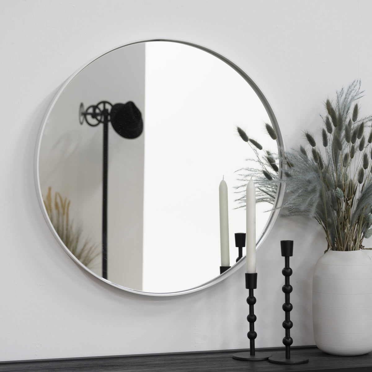 Se Fugaz - Spejl i hvid metal, diameter 60 cm. ❤ Kæmpe udvalg i 3-nordic - Køb online på udsalg og tilbud lige nu ❤ Billig fragt • Hurtig levering - Varenummer: 3-nordic-5036 og barcode / Ean: på lager - Udsalg på Entre - Spejle Op til 63% rabat - Over 1.329 brands på online udsalg