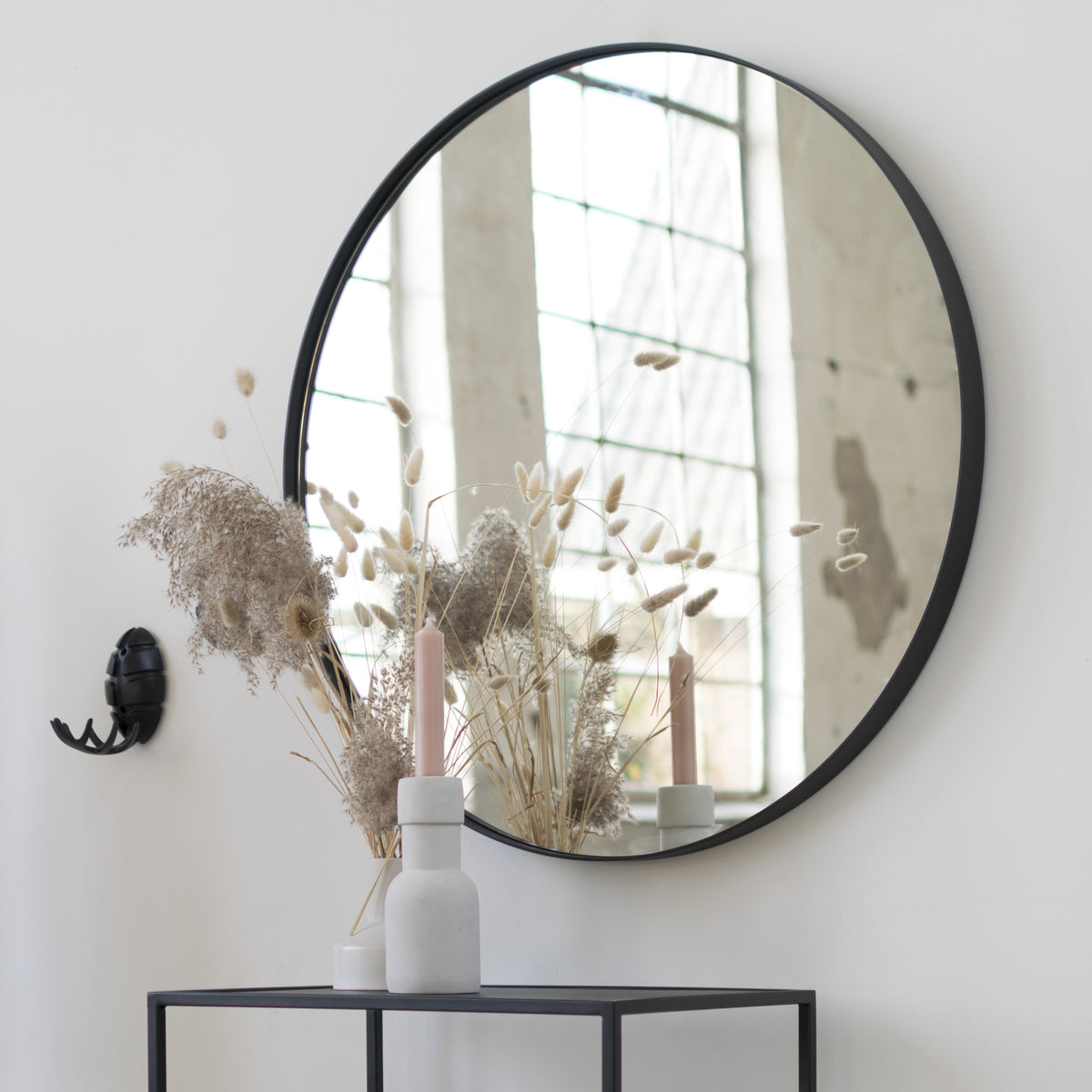 Se Fugaz - Spejl i sort metal, diameter 90 cm. ❤ Kæmpe udvalg i 3-nordic - Køb online på udsalg og tilbud lige nu ❤ Billig fragt og hurtig levering - Varenummer: 3-nordic-5039 og barcode / Ean: på lager - Udsalg på Entre - Spejle Store besparelser – op til 71% - Store besparelser på over 2.281 brands