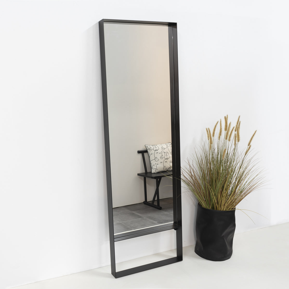 Se Fugaz - Gulvspejl i sort metal, 60 x 190 cm. ❤ Kæmpe udvalg i 3-nordic - Køb online på udsalg og tilbud lige nu ❤ Meget billig fragt og hurtig levering - Varenummer: 3-nordic-5037 og barcode / Ean: på lager - Udsalg på Entre - Spejle Få op til 67% i rabat - Shop udsalg fra mere end 1.798 mærker