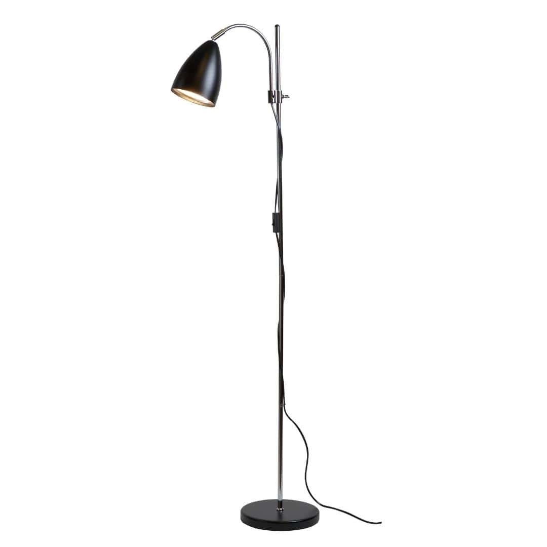 Sway gulvlampe i sort fra Belid med semimat hvid lampeskærm