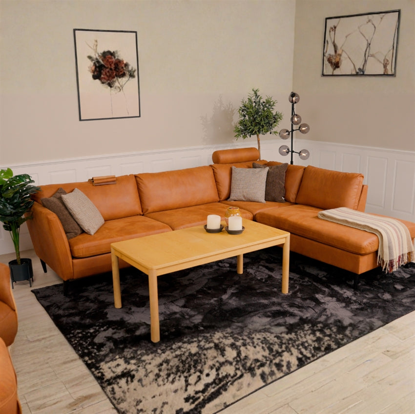 Nordic Design Jakob højrevendt chaiselongsofa i cognac med ben i sortlakeret træ