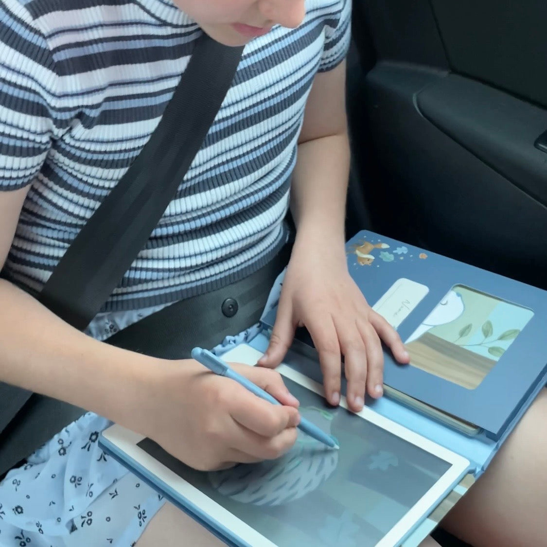 Blå tegnetablet fra Little Dutch til børn med pen og dobbeltsidede motivkort