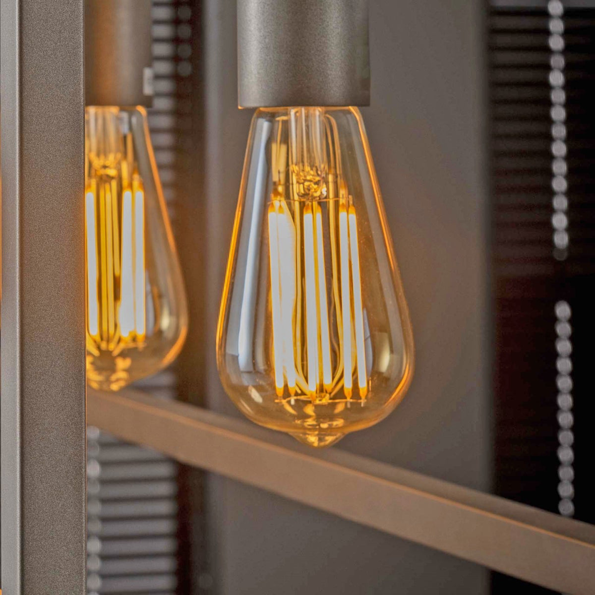 Se Dråbeformet LED pære i ravfarvet glas ❤ Kæmpe udvalg i 3-nordic - Køb online på udsalg og tilbud lige nu ❤ Meget billig fragt og hurtig levering - Varenummer: 3-nordic-1259 og barcode / Ean: på lager - Udsalg på Lamper - Pærer Spar stort – op til 53% - Kæmpe udsalg på over 2.739 brands