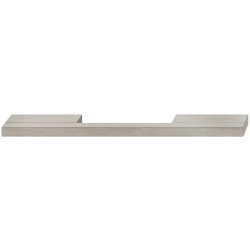 Slankt Häfele sokkelgreb i stålfarvet aluminium med brede sokler