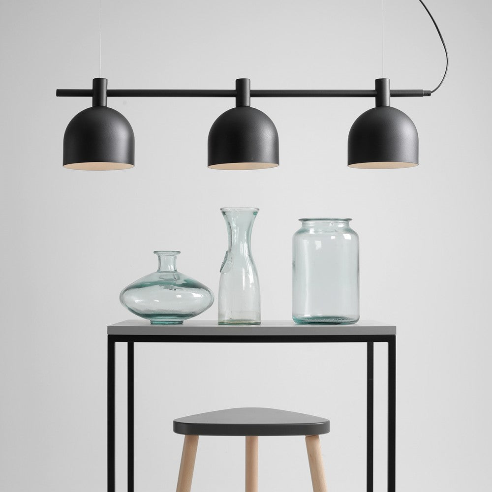 Se Tudor - Loftlampe i sort metal med tre skærme ❤ Kæmpe udvalg i 3-nordic - Køb online på udsalg og tilbud lige nu ❤ Billig fragt og hurtig levering - Varenummer: 3-nordic-3403 og barcode / Ean: på lager - Udsalg på Lamper - Loftlamper - pendler - Langbordspendler Op til 61% rabat - Mere end 1.329 populære mærker på udsalg