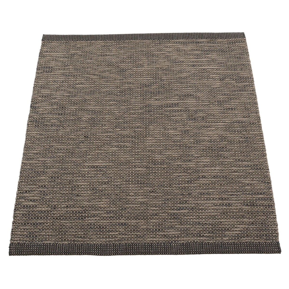 Pappelina Sam gulvtæppe på 90 x 70 cm i farverne black og walnut