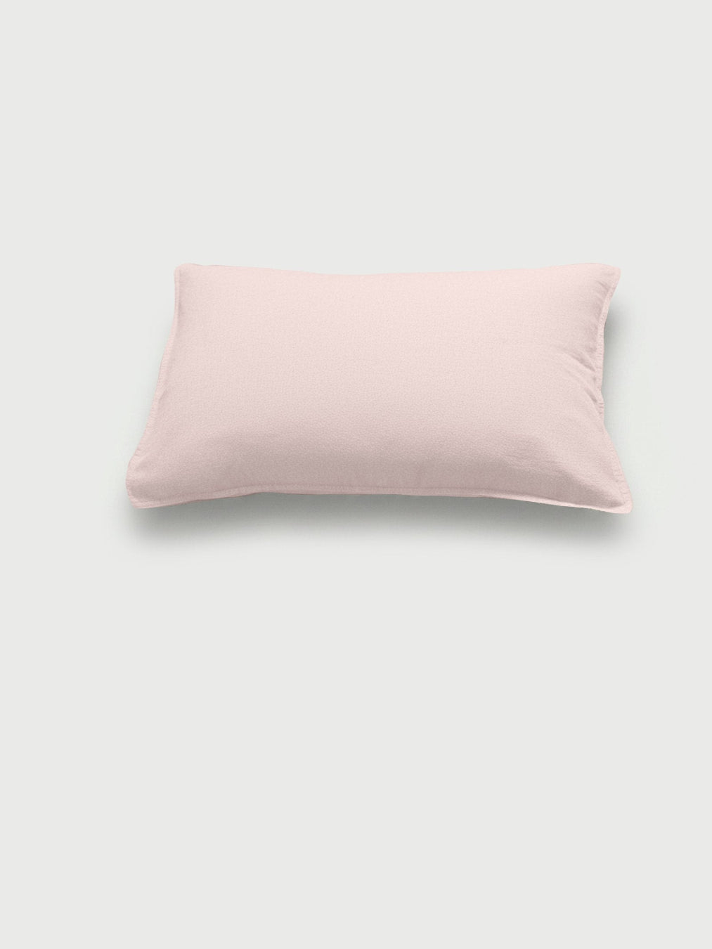 Kvadratisk pudebetræk i Soft Rose fra DAWN, 70x70 cm, af økologisk hør og bomuld