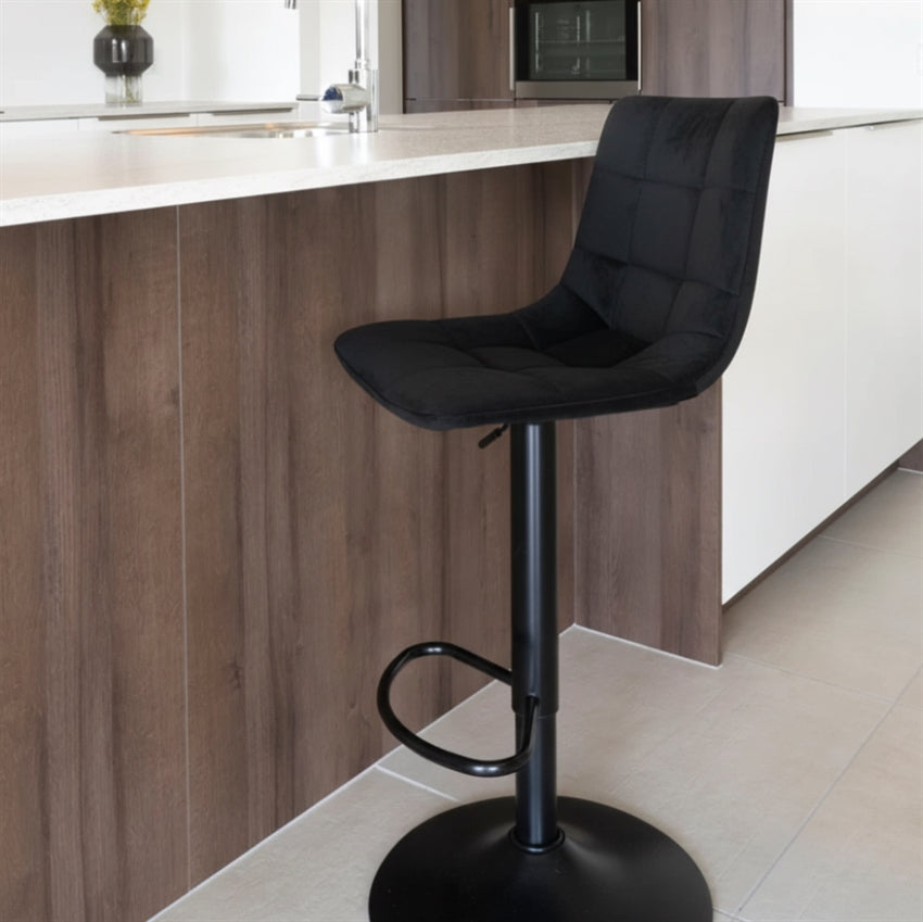 Elevate barstol i sort velour fra Scandinavian Living med højdejustering