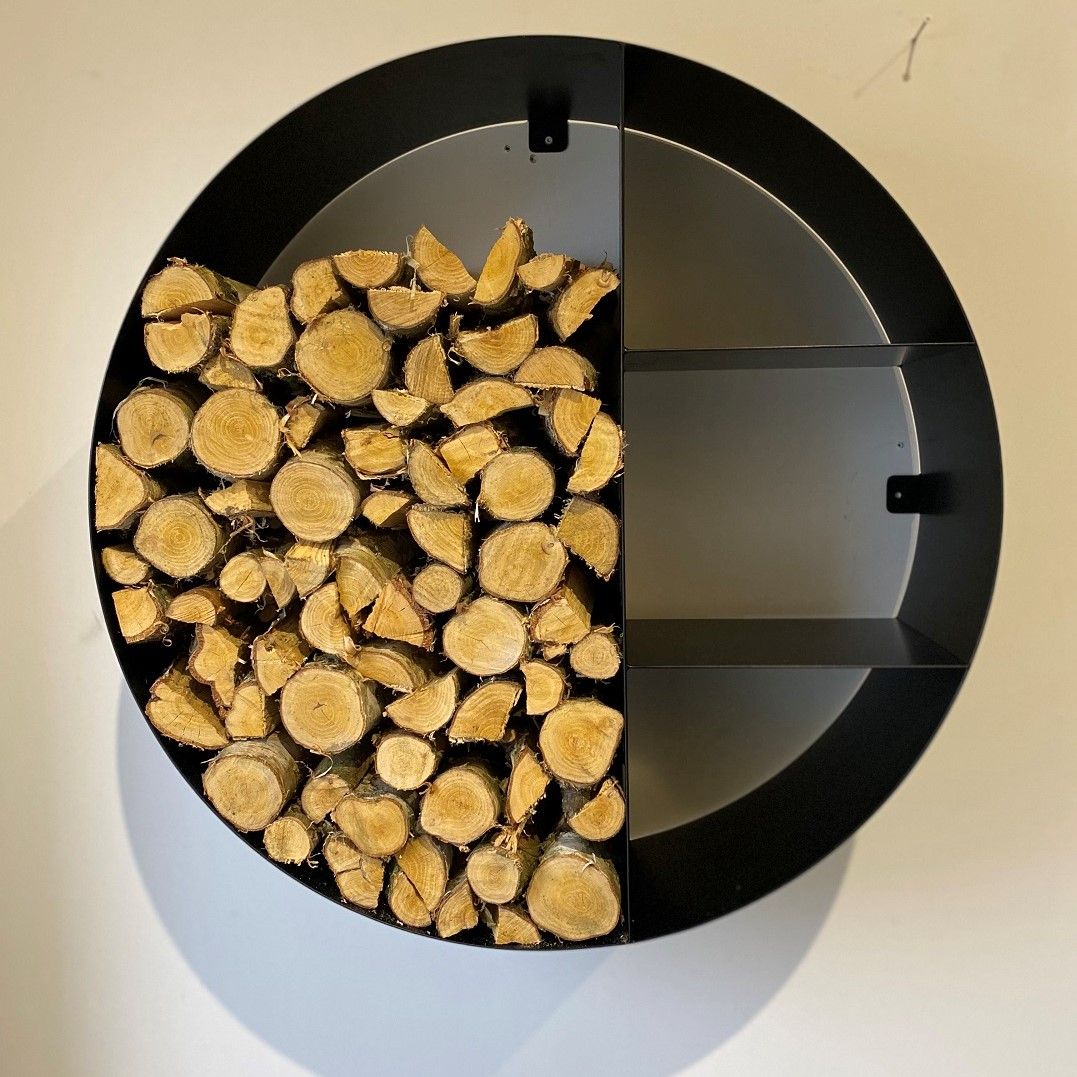 Sortmalet væghængt brændeskjul i cortenstål fra Jernbede, diameter 95 cm, uden skillerum