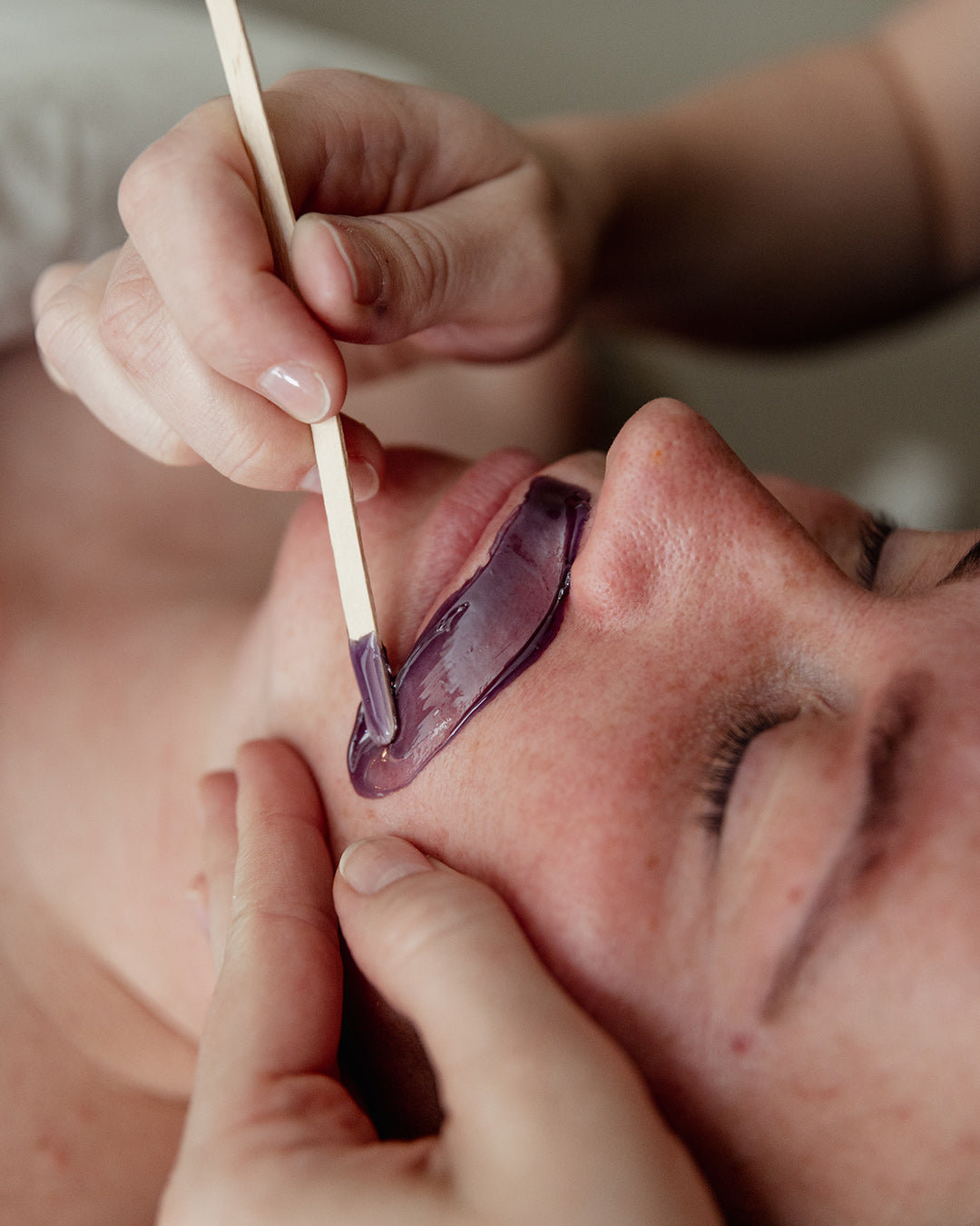 Voksbehandling af ansigtet med Lycon hot wax til overlæbe, hage, kinder og bryn