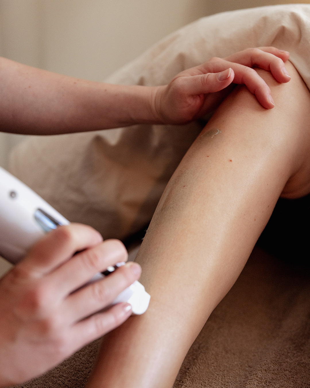 Voksbehandling af kroppen med hot wax og strip wax