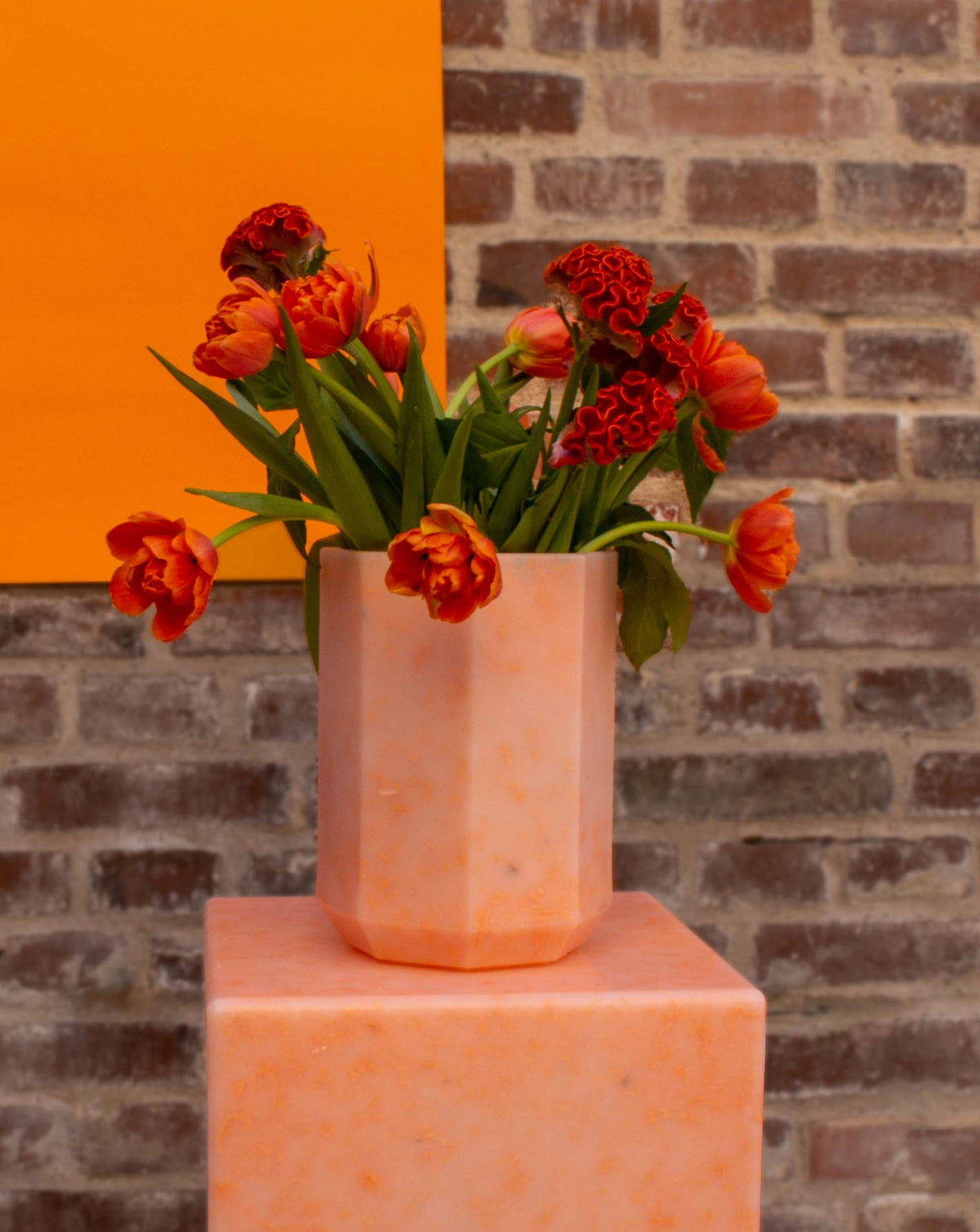 Orange vase af genanvendt plast, WANGARI x Hairlust
