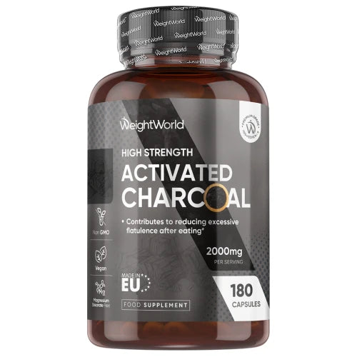 Glas med WeightWorld Aktivt Kul 2000 mg kapsler til oppustet mave og udrensning