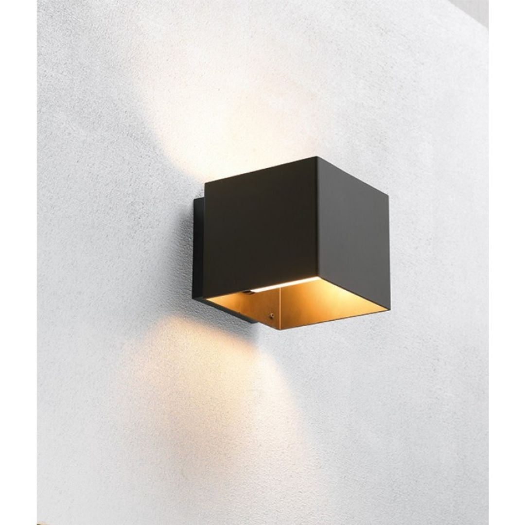 Udendørs Welcome væglampe i bronze fra Embacco Design med kubisk form