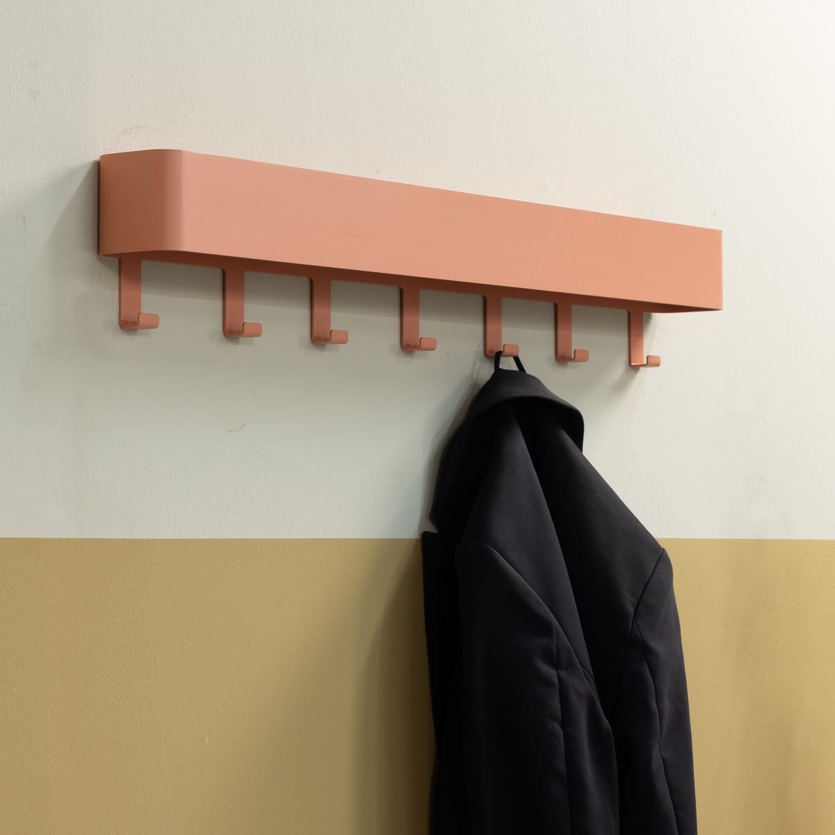 Se Alhamba - Knagerække med hylde i lys orange metal, syv knager ❤ Kæmpe udvalg i 3-nordic - Køb online på udsalg og tilbud lige nu ❤ Billig fragt og hurtig levering - Varenummer: 3-nordic-8623 og barcode / Ean: på lager - Udsalg på Entre - Knagerækker Store besparelser – op til 71% - Udsalg på mere end 2.281 populære mærker
