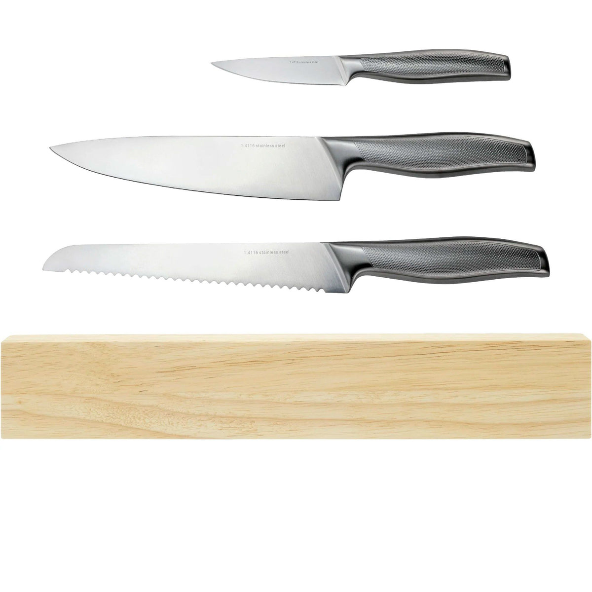 Knivsæt fra Essentials med tre knive i rustfrit stål og magnetliste i bambus