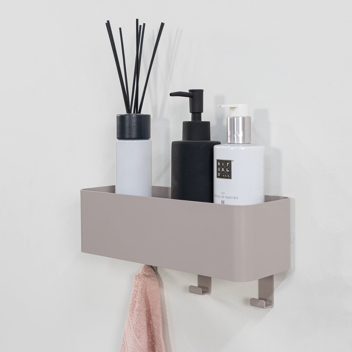 Se Maxi - Hylde, knage i silky taupe metal med 3 knager ❤ Kæmpe udvalg i 3-nordic - Køb online på udsalg og tilbud lige nu ❤ Billig fragt og hurtig levering - Varenummer: 3-nordic-8667 og barcode / Ean: på lager - Udsalg på Entre - Knagerækker Op til 61% rabat - Kendte mærker på udsalg – over 1.329 brands