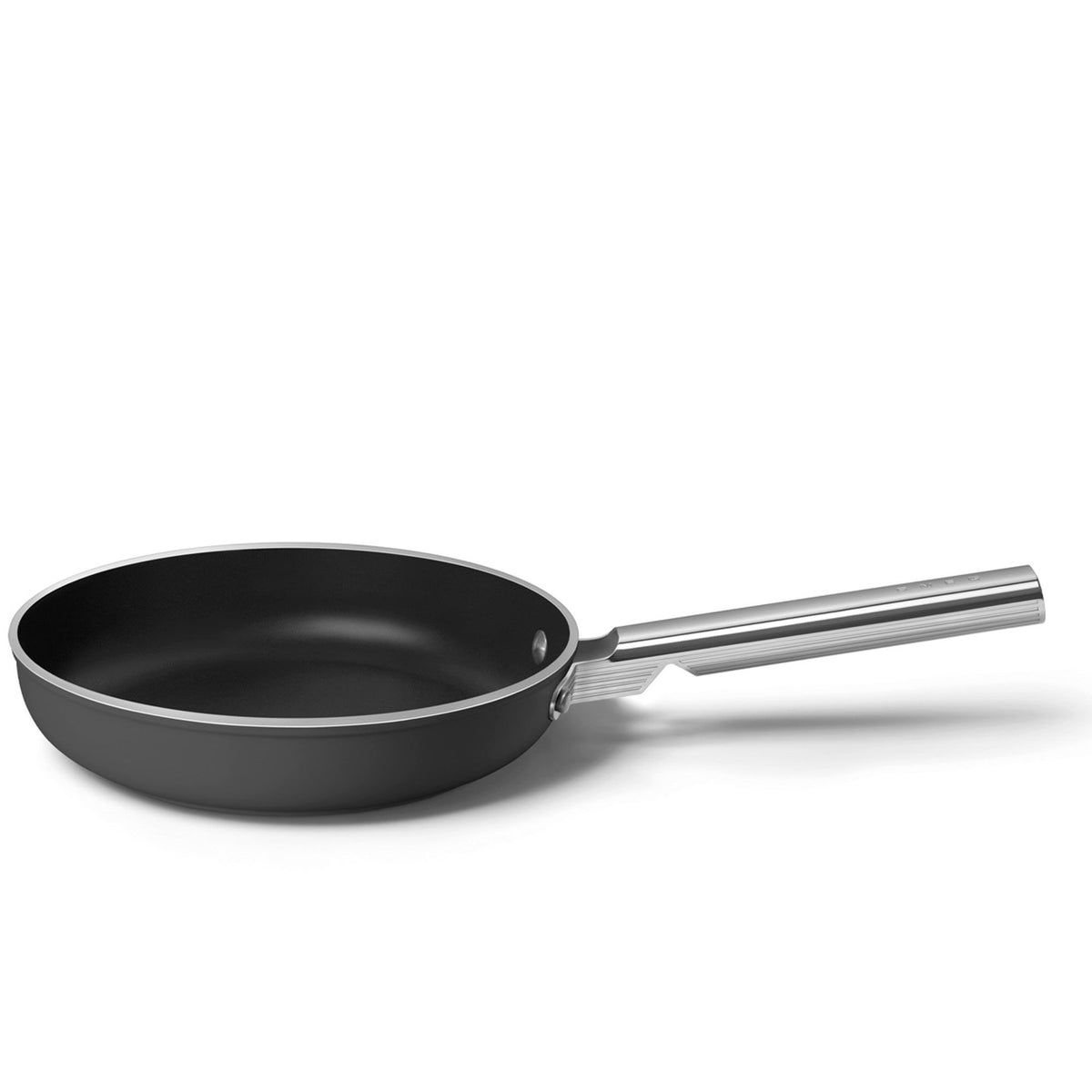 Sort Smeg stegepande med en diameter på 24 cm