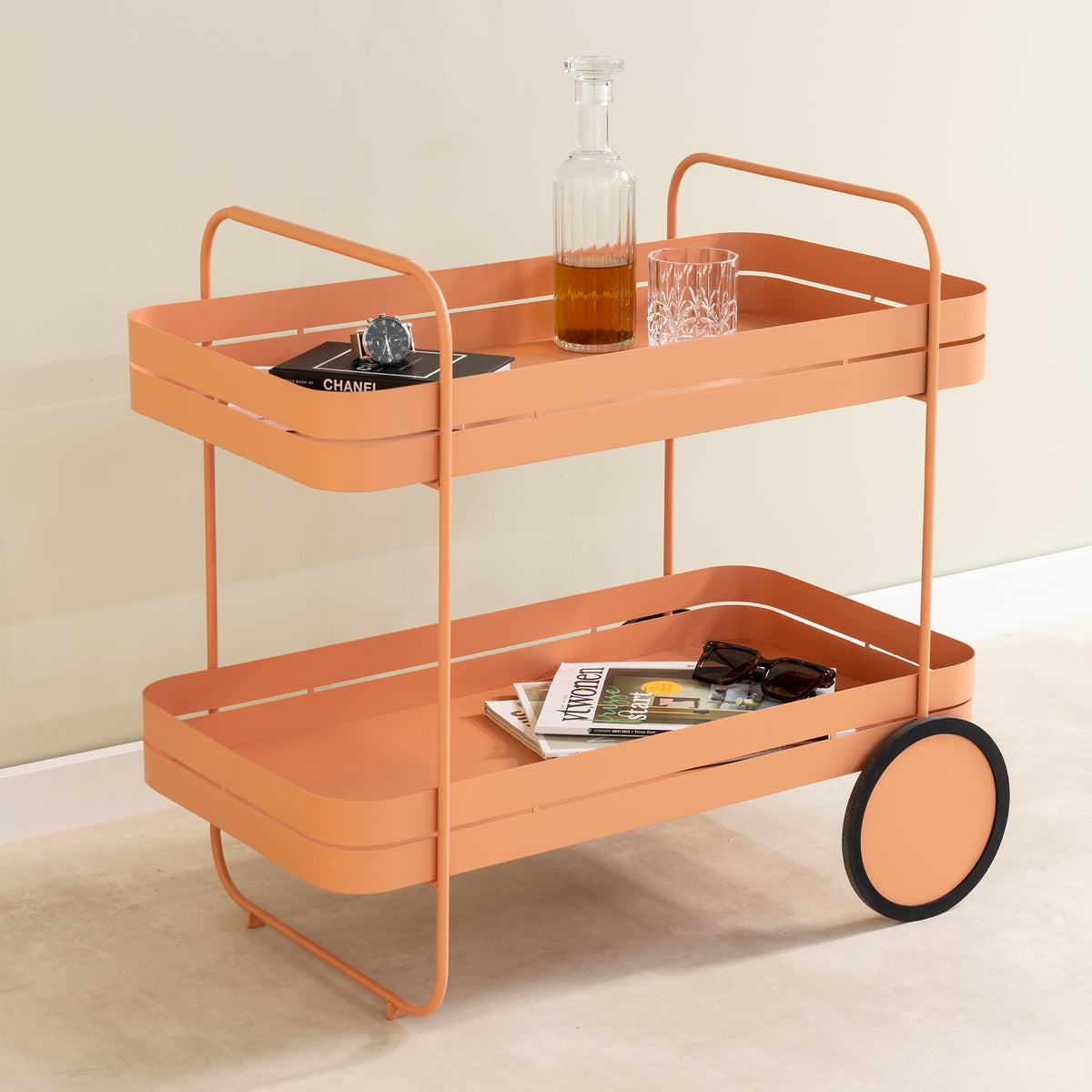 Se Carrito - Serveringsvogn i orange farvet metal ❤ Kæmpe udvalg i 3-nordic - Køb online på udsalg og tilbud lige nu ❤ Billig fragt og hurtig levering - Varenummer: 3-nordic-8575 og barcode / Ean: på lager - Udsalg på Dagligstue - Bakkeborde og rulleborde Store besparelser – op til 71% - Udsalg på mere end 2.281 populære mærker