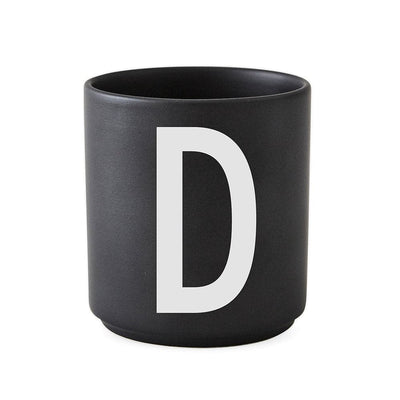 DESIGN LETTERS personlig porcelænskop D, Sort - Køb online nu